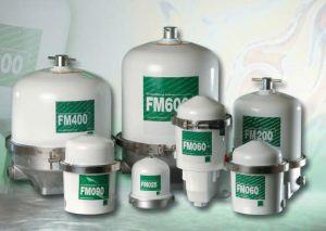 Conjunto de filtros marinos de diferentes tamaños con etiquetas verdes, utilizados para filtración de combustibles y aceites en aplicaciones industriales y navales